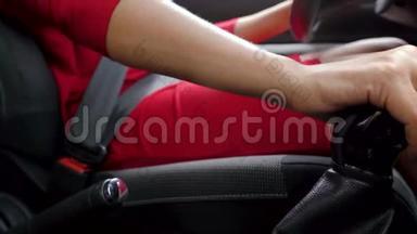 女司机穿红色连衣裙，开车时换挡
